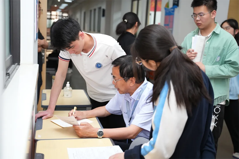 【高三級部】勠力同心拼高考，高三沖刺不孤單——全體高三教師“送餐”式服務學生高考